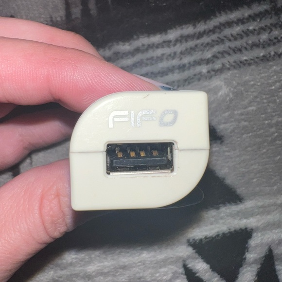 FIFO White USB Charging Port - Picture 2 of 4